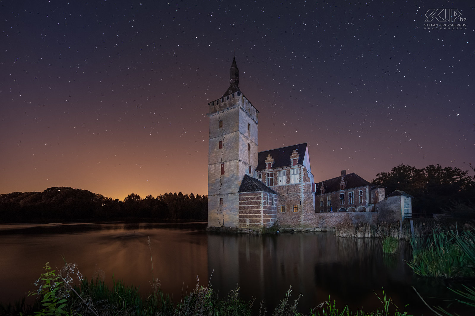 Sint-Pieters-Rode - Kasteel van Horst 's nachts Het kasteel van Horst is gelegen in Sint-Pieters-Rode. Het kasteel werd gebouwd in het midden van de 14e eeuw en is nog steeds heel authentiek. De voormalige woonkamers, gemaakt van baksteen en zandsteen, zijn voornamelijk uit de 16e en 17e eeuw.  Stefan Cruysberghs